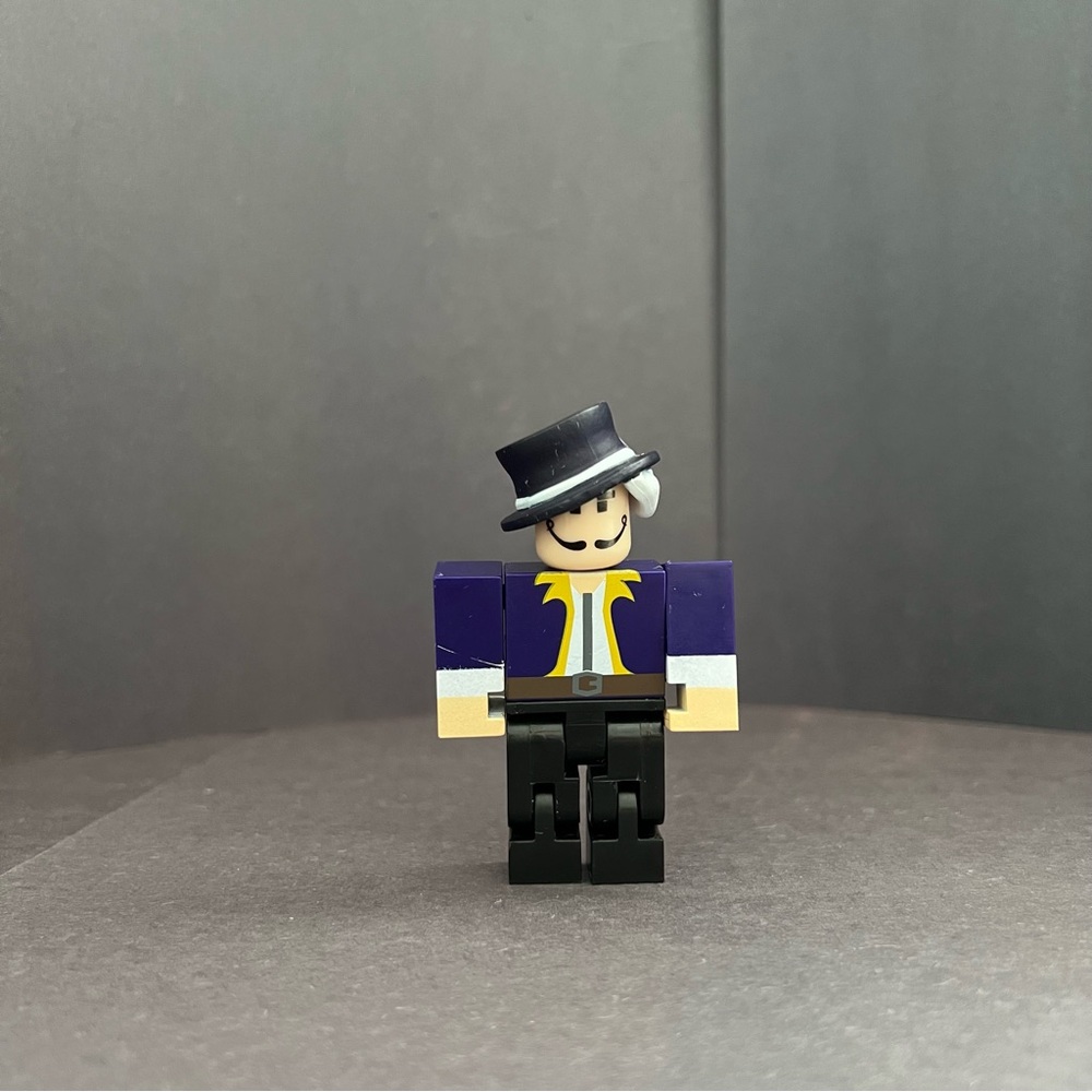 Roblox Series 5 Red Celebrity Box Figure - Vesteria: Barber S.